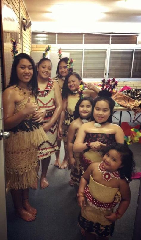 The traditional Tongan dress wear for fundraising events or festival Tongan Clothing, Tongan Culture, Clown Costume Women, Global Dress, International Clothing, Māori Culture, Polynesian Culture, Dress Attire, Clown Costume