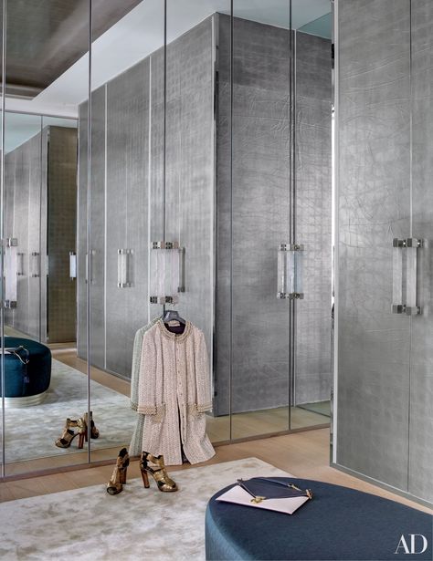 In a London home decorated by Francis Sultana, the master bedroom’s closet, customized by Sultana, has palladium-leaf doors that add serious shine. | archdigest.com Contemporary Closet, Dressing Room Closet, London Townhouse, Dream Closets, Nate Berkus, London House, Closet Makeover, Room Closet, Closet Inspiration