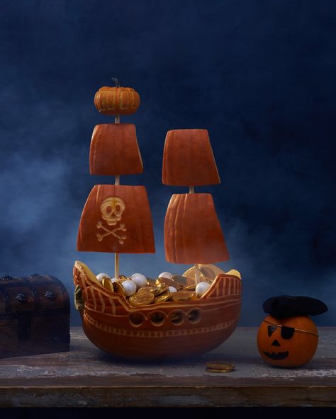 Calling all swashbuckling pirates! Transform a pumpkin into this brigantine-style boat using our printable templates for sails and an etched skull-and-bones insignia. Pumpkin Pirate, Awesome Pumpkin Carvings, Pirate Pumpkin, Cat Pumpkin Carving, Pumpkin Carving Contest, Creative Pumpkin Carving, Pumpkin Contest, Halloween Pumpkin Designs, Popular Crafts