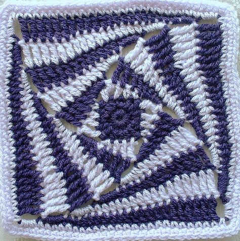 Amazing crochet square: Have to learn by looking at the picture, but doesn't seem to complicated... Motifs Granny Square, Confection Au Crochet, Crochet Pillows, Crochet Blocks, Crochet Square Patterns, Granny Squares Pattern, Crochet Diy, Crochet Motifs, Granny Square Crochet Pattern