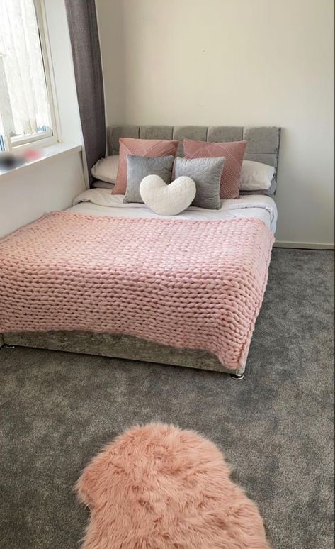 Bed Rooms Ideas Pink And White, Bedroom Ideas Aesthetic Pink And Grey, Modern Bedroom Design Pink And Grey, Bedding Ideas Pink And Grey, Pink White And Grey Bed, Grey Bed Pink Bedding, Pink Grey Room Decor, Pink Brown Grey White Bedroom, Pink Cream And Black Bedroom