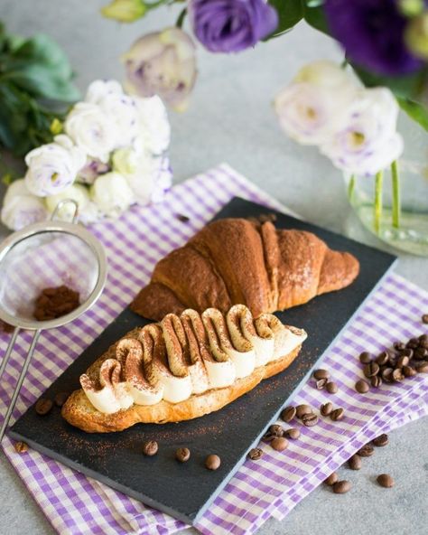 Croissant Decoration Ideas, Stuffed Croissants Dessert, Tiramisu Croissant, Crosaint Ideas, Filled Croissants, Croissant Design, Croissant Sandwiches, Food Boutique, Torte Creative