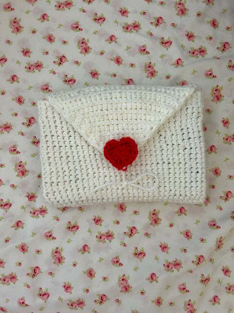 Crochet Letter Book Cover, Book Pouch Crochet, Love Letter Crochet, Love Letter Book Sleeve Crochet, Booksleeve Crochet, Crochet Pattern Book Sleeve, Love Letter Book Sleeve, Crochet Book Sleeve Aesthetic, Crochet Laptop Sleeve