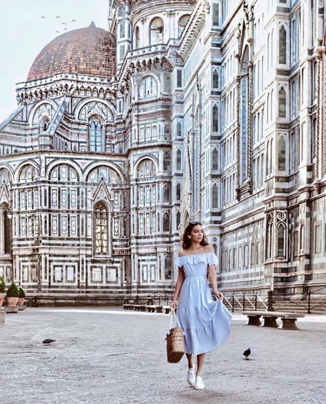 What To Wear In Florence? 29 Outfit Ideas & Packing Tips Polaroid Background, Florence Photography, Janice Joostema, Italy Travel Outfit, Background Fashion, Florence Italy Travel, Florence Travel, Wanderlust Photography, Italy Outfits