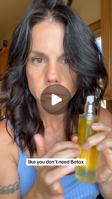 Melanie Sandford on Instagram: "You don’t need Botox. This is where it’s at. Fountain of youth serum. Here’s the recipe. Depending on what size bottle you’re using you’re just gonna fill up half that bottle with castor oil and half of it with jojoba oil. This is a 4 ounce bottle so 2 ounces is castor oil and 2 ounces is jojoba oil. I’m using 20 drops of frankincense to this 4 ounce bottle of oil. If you have a smaller bottle like a 2 ounce bottle, you will use 10 or less depending on your skin type and same for this. If you have more sensitive skin use less than 20 drops maybe start with 12. Shake it up and apply it as a serum underneath moisturizer or you can use it alone as a moisturizer. That is what I do in the daytime and then at night I use it underneath the fountain of youth night c Essential Oil Botox Recipe, Homemade Botox Recipe, Caster Oil For Face, Castor Oil Skin Care, Diy Castor Oil Face Serum, Frankincense And Castor Oil, Caster Oil For Face Skin Care, Castor Oil And Frankincense For Face, Castor Oil Jojoba Oil Frankincense