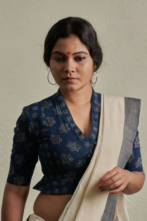 17+ Mind Blowing Modern Collar blouse designs - SetMyWed Mundu Saree, Kerala Dress, Kalamkari Blouse Designs, Ikat Blouse Designs, Ikat Blouse, Long Blouse Designs, Kalamkari Blouse, Saree Cotton, Blouse Designs High Neck