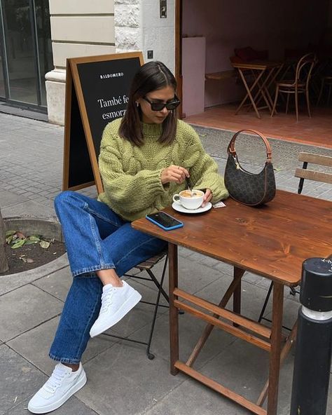 Emitaz Outfits Summer, Europe Winter Outfits 2023, Scotland Outfits Winter, London Spring Fashion Street Style, Europe Outfits Autumn, London Aesthetic Outfits Fall, Europe Travel Outfits Autumn, Study Outfit Aesthetic College, London College Outfits