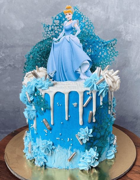 Cinderella Birthday Cake Ideas, Cinderella Cake Design, Cinderella Cake Ideas, Princes Cake, Cinderella Cake Designs, Castle Diy, Cinderella Birthday Invitation, Princess Party Cake, Cinderella Birthday Cake