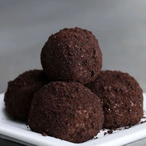 Brigadeiros Recipe, Brazilian Truffles, Brigadeiro Recipe, Truffle Recipes, Impressive Desserts, Low Carb Vegetarian Recipes, Chocolate Sandwich, Chocolate Sandwich Cookies, Truffle Recipe