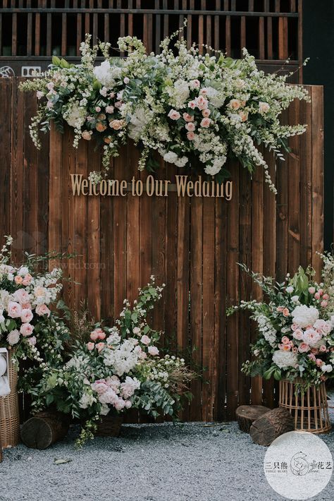 Wedding Photo Walls, Flower Backdrop Wedding, Rustic Wedding Backdrops, Photo Backdrop Wedding, Wedding Backdrop Design, Wedding Backdrop Decorations, Wedding Altars, Rustic Wedding Inspiration, Wedding Ceremony Backdrop