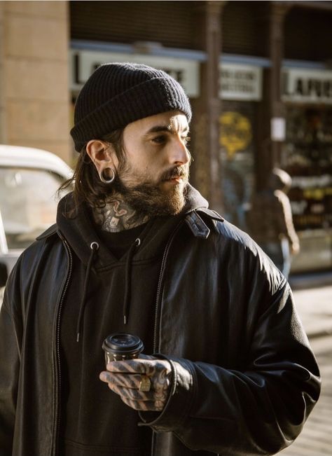 Artist Outfit Style Men, Men’s Alternative Style, Tattoo Artist Outfit, Alternative Guys, Artist Outfit Style, Mens Goth Fashion, Punk Rock Aesthetic, Tato Henna, Black Outfit Men