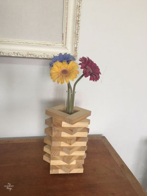 Flower vase out a Jenga game as DIY home decor on the cheap · Via www.sweethings.net Jenga Crafts, Jenga Game, Jewelry Box Makeover, Jenga Blocks, Keep Kids Busy, Spring Decor Diy, Wood Scraps, Upcycle Decor, Easy Wood Projects