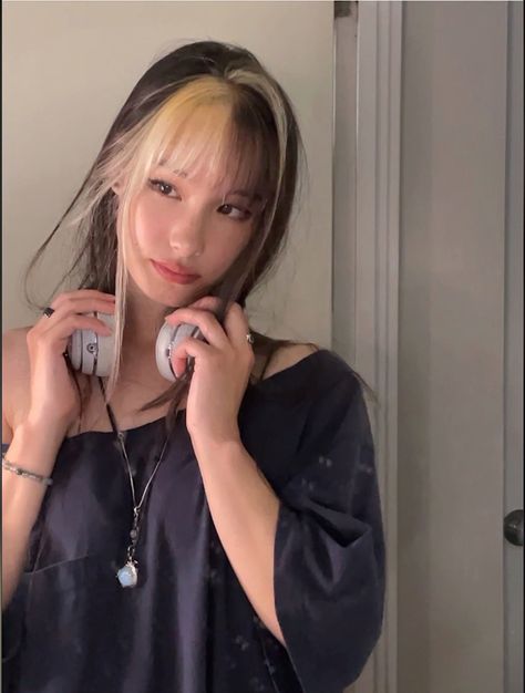 headphones
kbeauty
jbeauty 
korean style
japanese style
dyed hair
blonde hair Dyed Bangs, Hair Color Underneath, Hair Inspo Color, Hair Art, Blonde Highlights, Hairstyles With Bangs, Pretty Hairstyles, Hair Goals, Dyed Hair