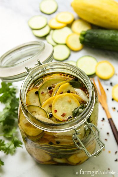 Spicy Squash Refrigerator Pickles from @farmgirlsdabble Pickled Squash Recipe, Pickled Squash, Squash Pickles, Refrigerator Pickle Recipes, Pickled Foods, Summer Squash Recipes, Yellow Squash Recipes, Marinated Vegetables, Camp Food