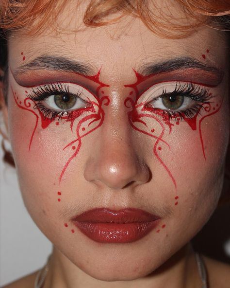 cut crease ft red ornamental liner ❤️❤️❤️ . . . #creativemakeup #boldmakeup #colourfulmakeup #funmakeup #experimentalmakeup #editorialmakeupartist #cutcreasemakeup #graphiclinerideas #graphicliner #symmetricalmakeup #redmakeup Christmas Graphic Liner Makeup, Red Graphic Makeup, Christmas Graphic Liner, Red Liner Makeup, Red Eye Looks, Red Graphic Eyeliner, Red Graphic Liner, Red Cut Crease, Graphic Liner Looks