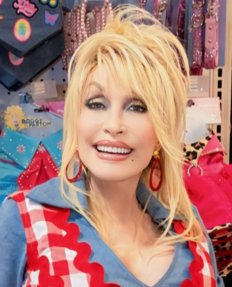 Dolly Parton Pics, Dolly Parton Pictures, Selfie Picture, Beauty Eyes, Dolly Parton, Face Makeup, Art Inspiration, At Home, Actresses