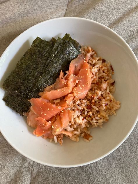 Seaweed Tuna Rice, Seaweed Aesthetic Food, Smoked Salmon Aesthetic, Tuna Rice, Healthy Vibes, Salmon Rice Bowl, Raw Salmon, Tuna Cakes, Yoga Inspo