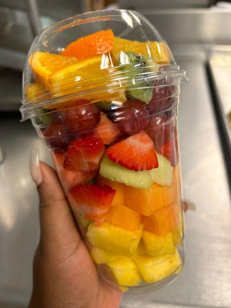 🍓🥝🍍🍇 Fruits In A Cup, Fruit Cup Ideas, Fruit Cups Ideas, Fruit Salad Aesthetic, Fresh Fruit Cups, Fruit Tray Designs, Salad Packaging, Salad Shop, Fruit Parfait