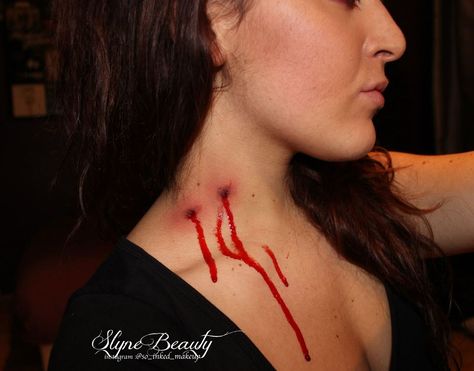 Rhinestone Vampire Makeup, Vampire Bite Makeup Neck, Blood Make Up Look, Vampire Diaries Makeup Halloween, Vampire Victim Makeup, Vampire Sfx Makeup, Vampire Costume Women Makeup, Dracula Halloween Makeup, Trucco Vampiro Halloween