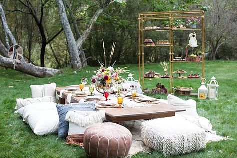 Picnic Set Up Ideas, Dining Table Arrangements, Luxe Picnic, Boho Dining Table, Cocktail Bar Set, Set Up Ideas, Crystal Champagne Flutes, Macrame Backdrop, Boho Picnic