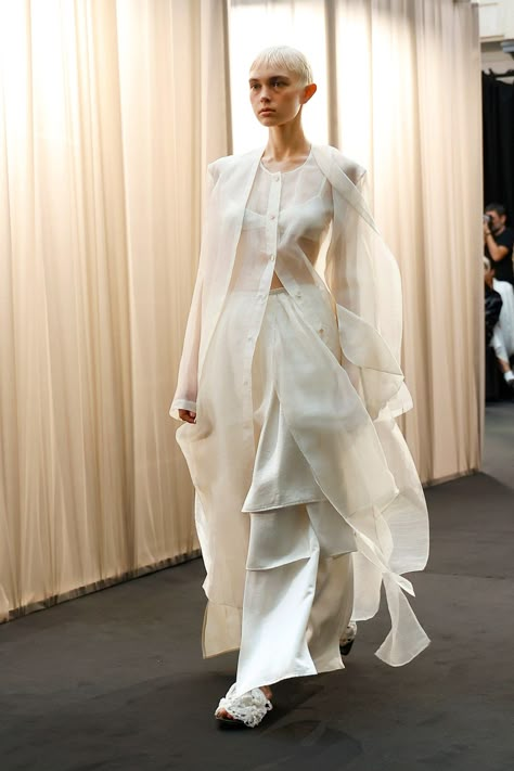 EENK Spring 2024 Ready-to-Wear Collection Vogue Runway 2023 2024, Vogue Runway 2024, Futuristic Fashion, Spring Summer 2024, Spring 2024, Mode Inspiration, Summer 2024, Traditional Dresses, Wedding Outfit