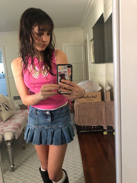 Pleated Jean Skirt Outfit Y2k, Y2k Denim Mini Skirt Outfit, Y2k Mini Denim Skirt, Pleated Denim Mini Skirt Outfit, Mini Denim Skirt Outfit Summer Y2k, Denim Skirt Y2k Outfit, Jean Skirt Aesthetic, Pleated Jean Skirt Outfit, Aesthic Instagram