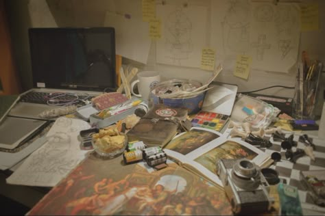 Art Student Apartment, Art Messy Aesthetic, Messy Art Desk Aesthetic, Art Homework Aesthetic, Art Nerd Aesthetic, Messy Painter Aesthetic, Messy Student Aesthetic, Studying Art Aesthetic, Desk Aesthetic Dark