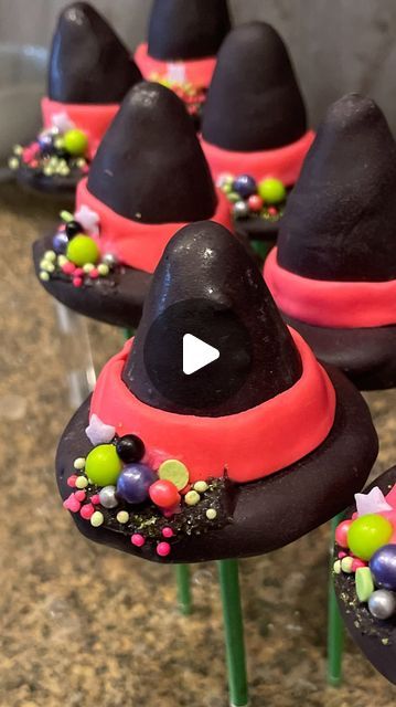 12 likes, 5 comments - nattys.pop.shop on October 5, 2024: "🎂 Part 1: Red Velvet Witch Hats for the spellbinding birthday girl, @neashaahlina ! 🩷🖤💚 . . . #customcakepops #nattymakescakepops #cakepops #birthdaycakepops #witchhat #witchcakepops #witch #halloweencakepops #halloween #halloweentreats". Witch Hat Cake, Witch Hat Cake Pops, Pink And Purple Halloween, Witch Cake, Custom Cake Pops, Halloween Cake Pops, Birthday Cake Pops, Hat Cake, Witch Hats