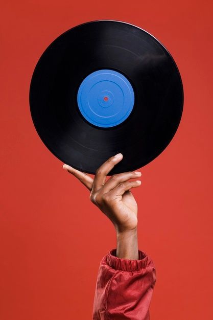 Hand holding vinyl Free Photo | Free Photo #Freepik #freephoto #music #hand #man #red Vynil Aesthetic Photo, Musica Aesthetic, Retro Music Poster, Disco Aesthetic, Vinyl Aesthetic, Vinyl Poster, Old Vinyl Records, Music Festival Poster, Retro Background