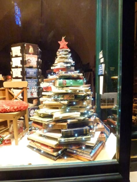 Lovely display in a bookstore window; could  be created in a library! Christmas Window Display Retail, Bookstore Window, Charity Shop Display Ideas, Christmas Shop Displays, Bookstore Design, Christmas Shop Window, Window Christmas, Holiday Window Display, Window Display Retail