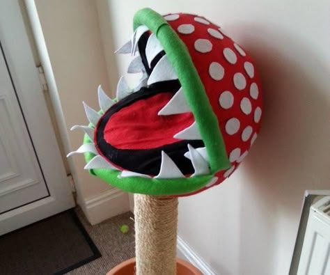 This is my 1st Instructable post so bare with me.Here is the cat bed i made designed on the Piranha Plant out of Mario Super Mario Cat, Katt Diy, Diy Chat, Diy Cat Bed, Katt Grejer, Chat Diy, Piranha Plant, Diy Pet Bed, Hantverk Diy