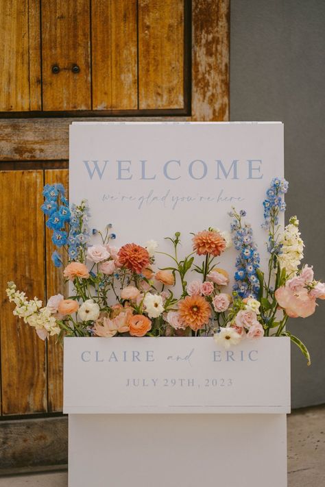 Garden Party Wedding Welcome Sign, Garden Party Reception Ideas, May Wedding Themes, Welcome Wedding Sign With Flowers, Spring Wedding Diy Decorations, Garden Summer Wedding, Wedding Aesthetic Spring, Flower Entrance Decoration, Summer Garden Wedding Flowers