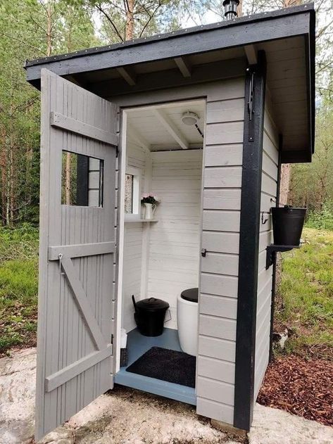 Outdoor Toilet Outhouse, Outside Bathroom Ideas, Outhouse Bathroom Ideas, Outdoor Toilet Ideas, Outdoor Wc, Outdoor Pool Bathroom, Outdoor Restroom, Outhouse Bathroom Decor, Building An Outhouse