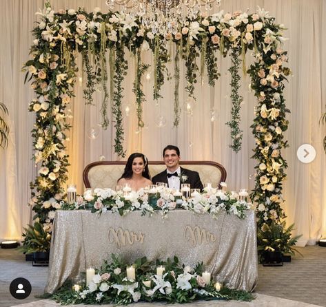 Arch For Sweetheart Table, Sweetheart Table Floral Backdrop, Square Backdrop Wedding, Long Sweetheart Table Wedding, Sweetheart Table 2023, Bride And Groom Backdrop Head Tables, Wedding Main Table Decor Elegant, Wedding Sweetheart Table Ideas Outdoor, Sweetheart Table Fairy Lights