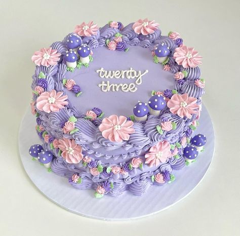 Takemehomecake/Queens/ NYC (@takemehome_cake) • Instagram photos and videos Sweet 16 Cake Purple, Purple Vintage Cake, Chamomile Cake, Purple Flower Cake, Garden Themed Cake, Flower Garden Cake, Pink And Purple Cake, 21st Birthday Cake Ideas, Garden Theme Cake