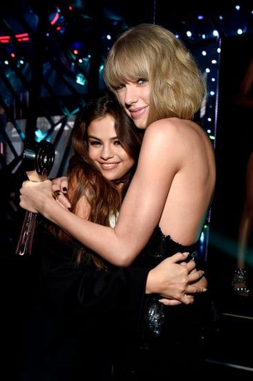 When They Hugged It Out at the iHeartRadio Music Awards Surprise Face, Selena And Taylor, Grammys Red Carpet, Selena Gomez Pictures, Friends Moments, Mtv Videos, Mtv Video Music Award, Marie Gomez, Taylor Swift Fan