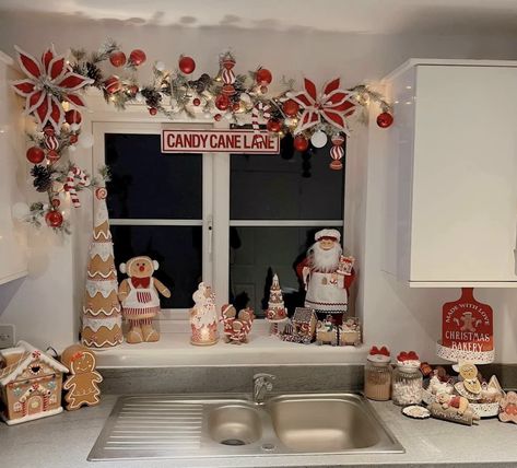 Ginger Bread Kitchen Decor, Christmas Kitchen Decor Gingerbread, Gingerbread Dining Room, Ginger Bread Christmas Decorations Ideas Diy, Santas Bakery Decor, Gingerbread Theme Kitchen Decor, Fridge Christmas Decorations, Gingerbread House Decorations Indoor, Ginger Bread Decor Ideas