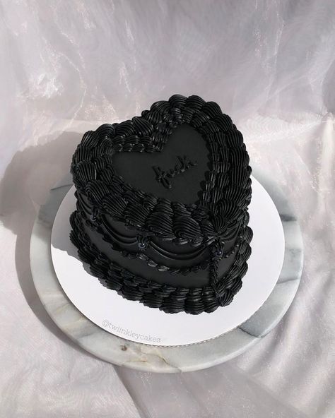 Black Heart Cake, Vintage Heart Cake, Pinterest Cake, Black Cake, Heart Cakes, Heart Shaped Cakes, Cake Inspo, 19th Birthday, Pretty Images