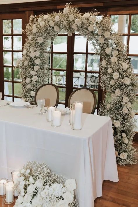 White Wedding Head Table Decor, White Roses Reception, Baby's Breath Sweetheart Table, Wedding Table For Bride And Groom, White Roses And Babysbreath, Head Table Arch, Baby Breath Arch, Liopetro Wedding, Bride And Groom Table Ideas