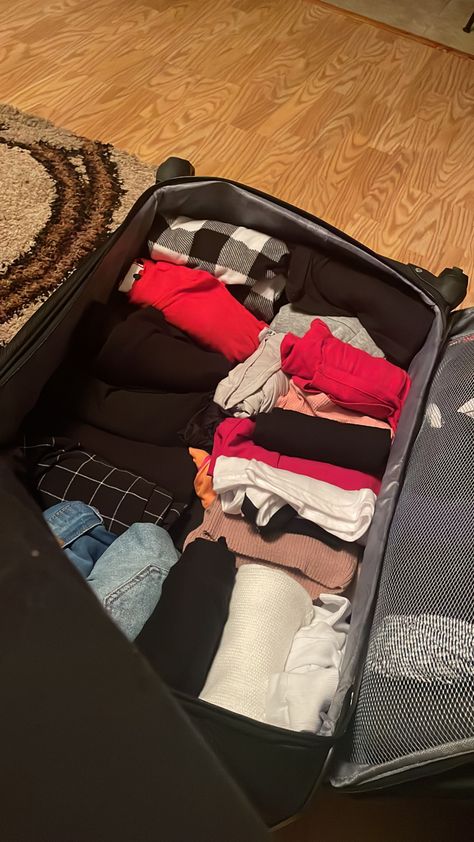 Fake Luggage Snaps, Packing Snapchat Stories, Packing Koper, Packing Snap, Packing A Suitcase, Light Packing Tips, Checklist Travel, Travel Packing Essentials, Medicine Snaps