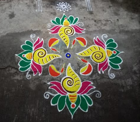 Tuesday Rangoli, Sangu Kolam, Lotus Kolam, 3d Rangoli, Funny Snapchat Pictures, Design Pattern Art, Funny Snapchat, Small Rangoli Design, Small Rangoli