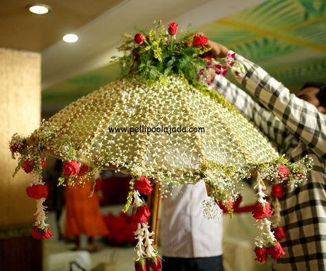 Flowers umbrella Flower Umbrella Wedding Indian, Floral Umbrella Wedding, Umbrella Decorations Wedding, God Bharai, Pelli Decoration, Bridal Shower Umbrella, Flowers Umbrella, Umbrella Decor, Flower Umbrella