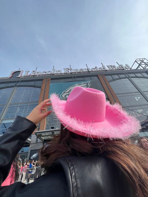 Cowboy Hat Taylor Swift, Taylor Swift Eras Outfit Ideas, Eras Outfit Ideas, Cowboy Hat Aesthetic, Cowgirl Hat Outfit, Taylor Swift Outfit Ideas, Pink In Concert, Lover Outfit, Eras Outfit