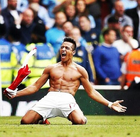 Alexis Sanchez celebrates his volley that put Arsenal ahead v MCFC Sanchez Arsenal, Alexis Sanchez, His Personality, Arsenal Players, Arsenal Football Club, Arsenal Football, Soccer Skills, Man City, English Premier League