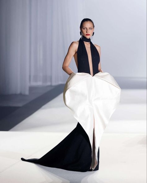 Museum Fashion, Collection Couture, Runway Outfits, Stephane Rolland, Fashion Themes, Fashion Runway, Couture Week, Dreamy Dress, June 2024