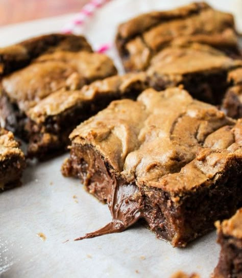 These soft, buttery blondies are filled with Nutella, which makes for a decadent and addicting dessert. Don't make these if you don't have milk. For real. Browned Butter Blondies, The Food Charlatan, Nutella Desserts, Food Charlatan, Browned Butter, Nutella Recipes, Thanksgiving Desserts, Brownie Bar, Chocolate Brownies