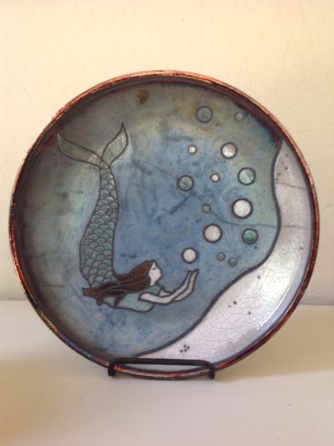 Raku mermaid Mermaid Pottery Painting, Mermaid Ceramics Ideas, Mermaid Pottery, Mermaid Bowl, Clay Cafe, Pottery Plates, Pottery Ideas, Pottery Painting, Handmade Artisan