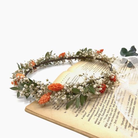 → Dried Orange Flower Wreath, Green and Orange Flower Crown, Wedding Rustic Flower Crown, Bridesmaid Wreath, Burnt orange Wildflower Crown →To make your wedding day unique and beautiful, this stunning tiara is designed with real dried flowers in soft colors. Handmade dried flower crowns are a great alternative to create a bohemian atmosphere at your wedding. This wonderful crown is more beautiful than the photo. You can choose to purchase products individually. The flower crown features a flexib Wedding Orange Flowers, Wedding Flower Crown, Green And Orange Wedding, Cedar Flower Crown, Hobbit Flower Crown, Bridesmaid Flower Crown Autumn, Autumnal Flower Crown, Orange Flower Crown Wedding, Floral Fairy Wedding Crown