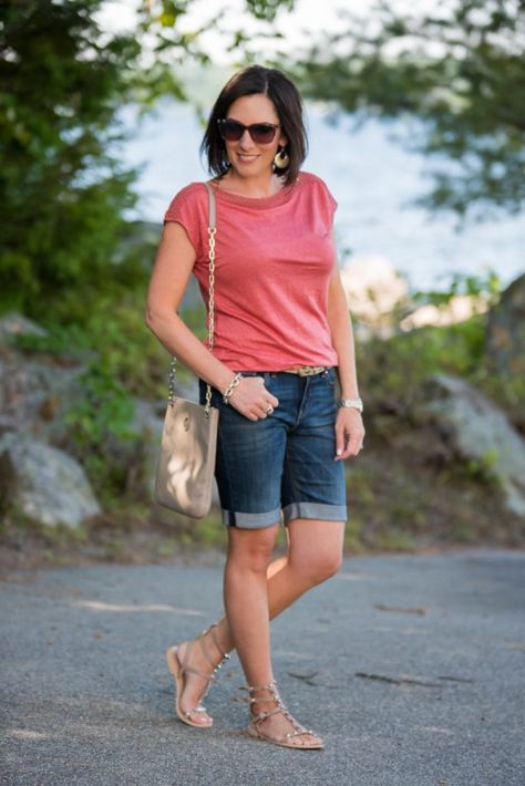 14 Bermuda Shorts Outfit Ideas You'll Love - Cleo Madison How To Style Bermuda Shorts, Womens Bermuda Shorts, Bermuda Shorts Outfit, Modest Shorts, Denim Shorts Outfit, Bermuda Shorts Women, Modest Summer Dresses, Denim Fashion Women, Short Women Fashion