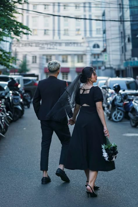 Black Outfit Prewedding, Black Prewedding Photo Ideas, Casual Outfit Prewedding, Street Prenup Photo Ideas, Priweding Photos Outdoor, Inspirasi Prewedding Hijab, Prewedding Pose Ideas, Casual Prewedding Outdoor, Prewedding Ideas Outdoor Casual